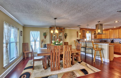 Gulfport House | ☀️Walk to Beach🐬Private Deck🌴Comfort Cove🌊Walking Distance to Restaurants