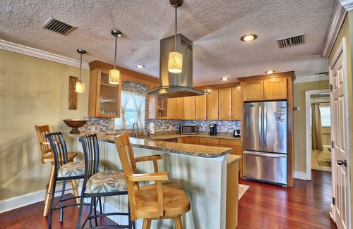 Gulfport House | ☀️Walk to Beach🐬Private Deck🌴Comfort Cove🌊Walking Distance to Restaurants