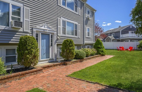 Dennis Port Condo | ✨Walk to Beaches & Restaurants☀️Full Kitchen, AC, Outdoor Shower