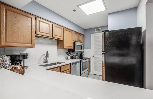 Rutledge Hill Condo | Walk to Broadway Skyline Views Free Parking!