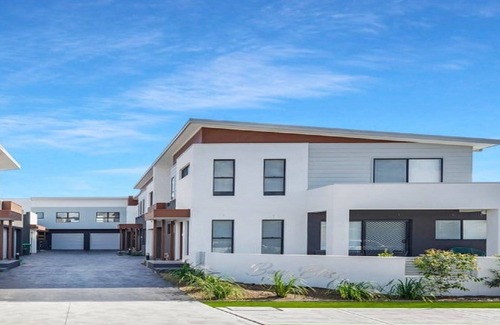 Booker Bay Apartment | Walk to cafes, restaurants, ferry, cinema+ beach