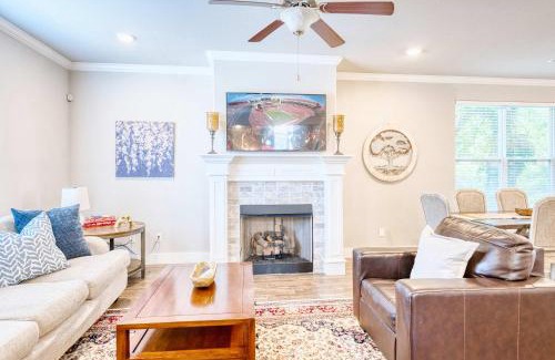 Fayetteville House | Walk-to-Campus 6BR Retreat - Steps to Razorback Stadium & UA
