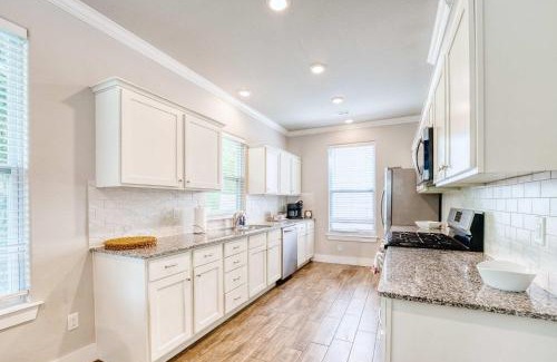Fayetteville House | Walk-to-Campus 6BR Retreat - Steps to Razorback Stadium & UA