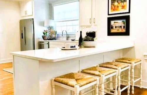 Oxford House | Walk to Campus & Square*Pets Welcome*Luxury Home