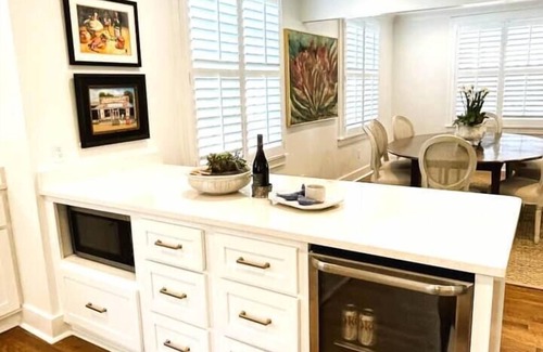 Oxford House | Walk to Campus & Square*Pets Welcome*Luxury Home