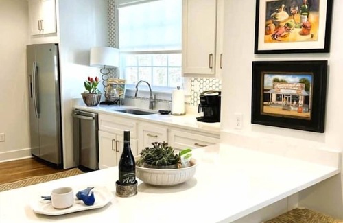 Oxford House | Walk to Campus & Square*Pets Welcome*Luxury Home