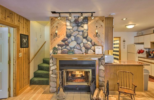 Friendship House | Walk to Castle Rock County Park: Rustic Cabin