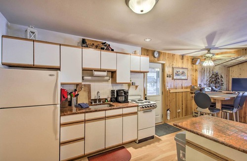 Friendship House | Walk to Castle Rock County Park: Rustic Cabin