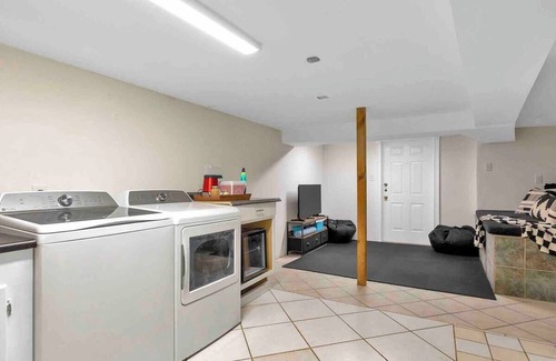 Bristol House | Walk to Downtown! Large Lux Home