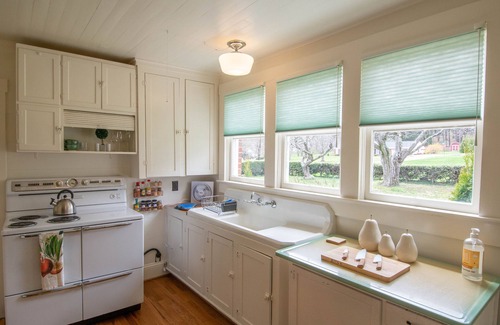 West Jefferson House | Walk to Downtown West Jefferson! Farmers Market, Breweries + MORE