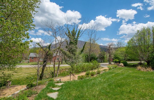 West Jefferson House | Walk to Downtown West Jefferson! Farmers Market, Breweries + MORE