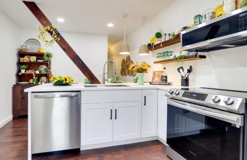 Hammondsport Apartment | Walk to Eats Mtn-View Hammondsport Hideaway!