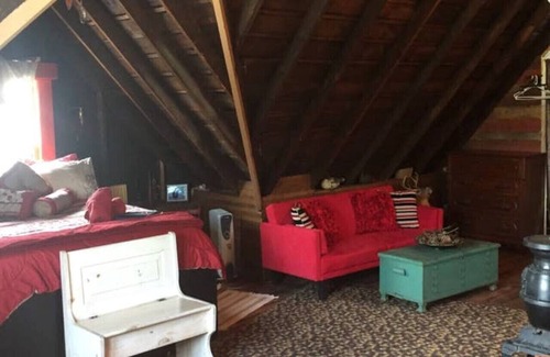 Downtown Niagara Falls Bed & Breakfast | Walk to Everything-Attic Room