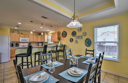 Pirates Beach House | Walk to Galveston Beach: Pet-Friendly Home