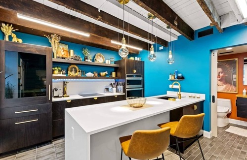West Suburb House | Walk to Gatton Park, Distillery District & Rupp Arena, Historic Carriage House