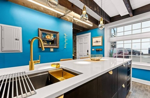 West Suburb House | Walk to Gatton Park, Distillery District & Rupp Arena, Historic Carriage House