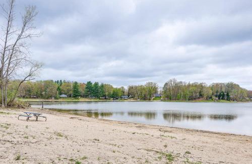 Lake House | Walk to Gray Lake Pet-Friendly Cottage