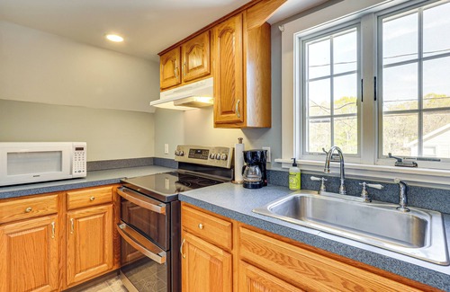 Old Lyme Apartment | Walk to Hawk's Nest Beach: Coastal Old Lyme Apt