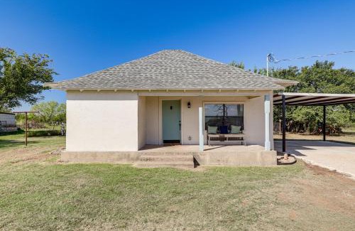 Jacksboro House | Walk to Historic Square Jacksboro Home with Yard