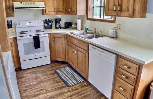 Holiday Island House | Walk to Lake Access, Marina! Full Kitchen & Patio