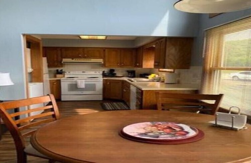 Holiday Island House | Walk to Lake Access, Marina! Full Kitchen & Patio