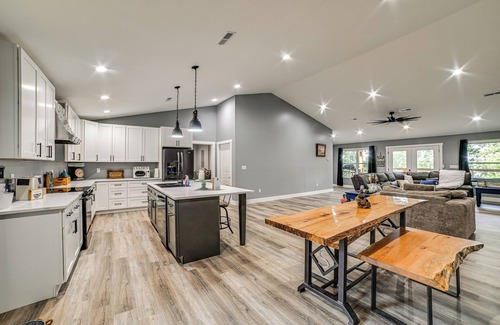 Cadiz House | Walk to Lake Barkley! Family Home w/Outdoor Oasis