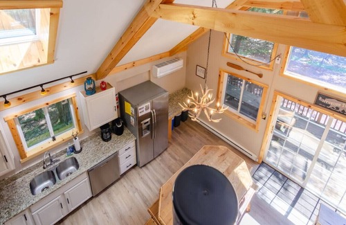 Lake Harmony Estates Cabin | Walk to Lake Harmony l FREE Beach Access l Hot Tub