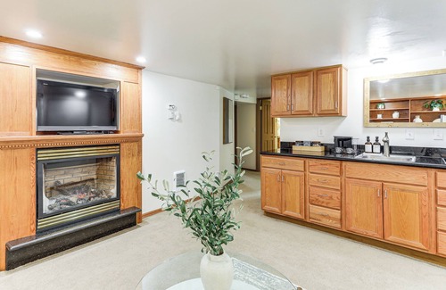 Madrona Apartment | Walk to Madrona Park: Ideally Located Seattle Apt!