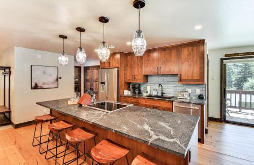 Four O'Clock Apartment | Walk to Main St Ski-InandSki-Out Breckenridge Condo