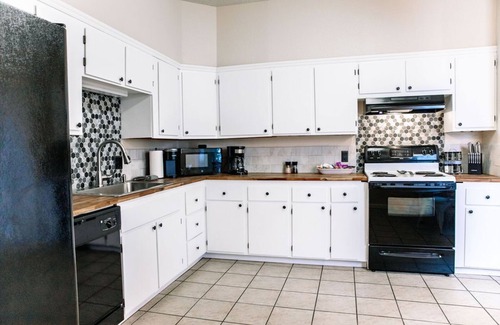 Canon City House | Walk to Main Street and Train · Charming Family Home · Hot Tub