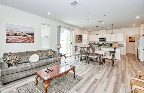 Upland Condo | Walk to Mall~Close to FWY210~Border with LA County~2022 Built~HOA Amenities~讲中文·