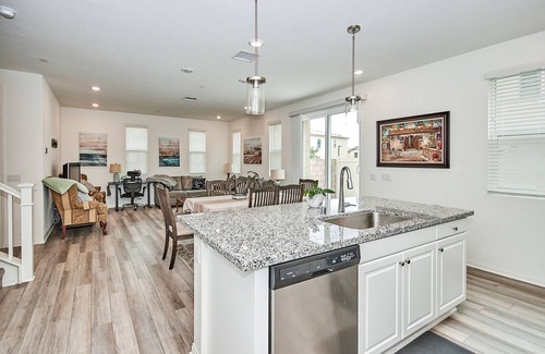 Upland Condo | Walk to Mall~Close to FWY210~Border with LA County~2022 Built~HOA Amenities~讲中文·