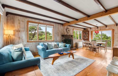 South Wellfleet House | Walk to Oceanside Beach