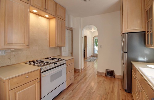 Mapleton Hill House | Walk to Pearl St, Huge Backyard, walk hiking, Driveway Parking