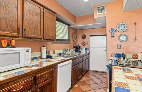 Northeast Santa Fe Hotel | Walk to Plaza, Private Balcony, Hot Tub, Pool, End Unit, 2-story, Sleeps 6