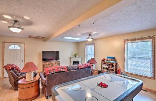 Albrightsville House | Walk to Pool and Lake Albrightsville Vacation Home!