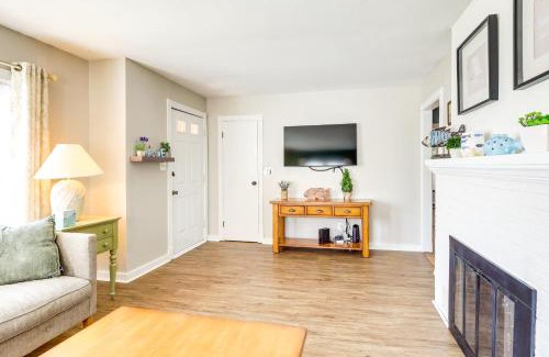 Mayfield House | Walk to Private Beach and Boat Launch Mayfield Home