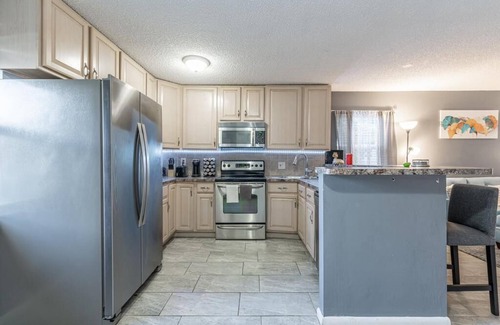 Oakland Park House | Walk to Restaurants/Breweries! Beach 2 Miles Away!