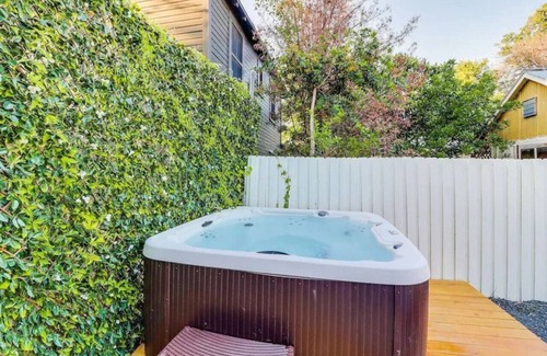 Arsenal House | Walk to River Walk~Heated Pool~HotTub~Sleeps 13