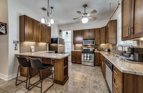Southtown House | Walk to Riverwalk! 2BR w/Hot Tub & Parking