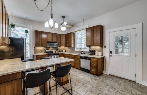 Southtown House | Walk to Riverwalk! 2BR w/Hot Tub & Parking