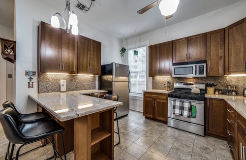 Southtown House | Walk to Riverwalk! 2BR w/Hot Tub & Parking