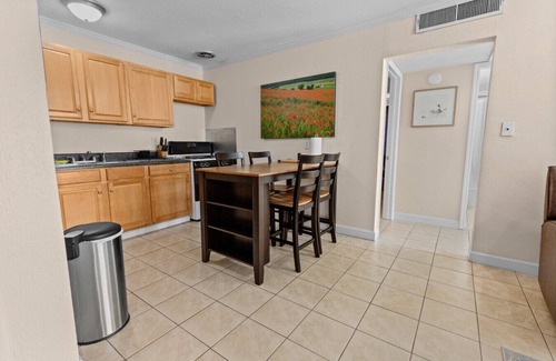 University Heights Condo | Walk to Shands/UF - Budget 2 Bedroom Condo, Pool!