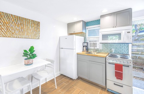 Siesta Key Village Apartment | Walk to Siesta Key Beach & Village | Private Patio | Prime Location!