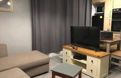 Castle Apartment | Walk to the Beach! 2 bed Swansea Centre Flat Sleeps 6