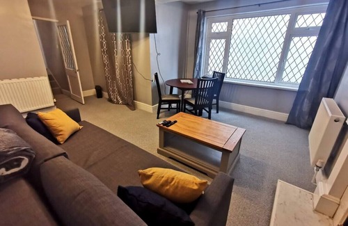 Castle Apartment | Walk to the Beach! 2 bed Swansea Centre Flat Sleeps 6