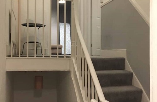 Castle Apartment | Walk to the Beach! 2 bed Swansea Centre Flat Sleeps 6