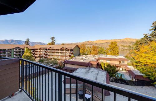 Chelan Apartment | Walk to the Lake Chelan Condo with Mtn Views!