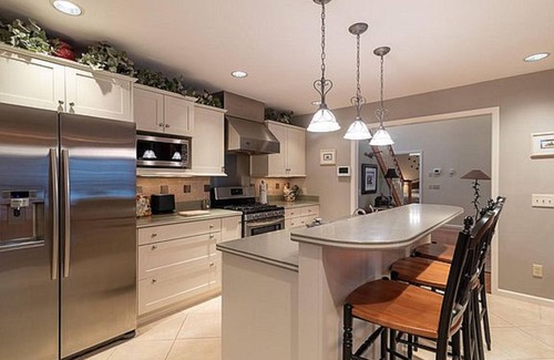 Mackinaw City House | Walk To The Lake, Beach, Indoor Waterpark And Downtown