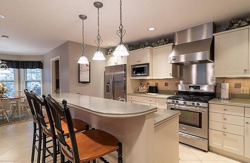 Mackinaw City House | Walk To The Lake, Beach, Indoor Waterpark And Downtown